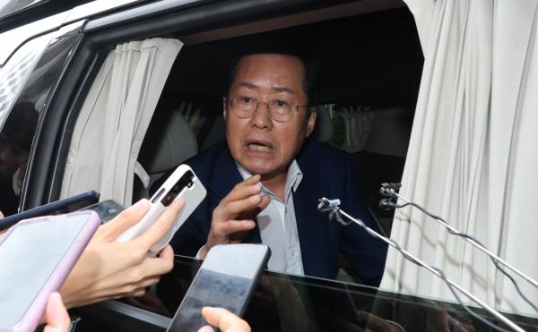 大邱市长洪准杓在首尔国会离开时回答记者提问，这张照片拍摄于7月17日。(联合通讯社)